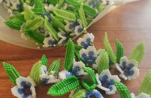 1月6日，手工活兼職可帶回家，手工活接單平臺，微創(chuàng)業(yè)做手工傳承官，在手工之家，有目標收入更好，圖為串珠米珠繡純手工產(chǎn)品剪影