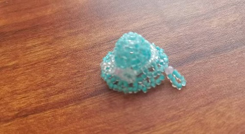 1月7日，手工活外發(fā)加工怎么找貨源，想接正規(guī)廠家的手工，微創(chuàng)業(yè)做手工傳承官，手工之家與大家合作良好，圖為串珠米珠繡純手工產(chǎn)品剪影