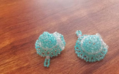 1月7日，手工活外發(fā)加工怎么找貨源，想接正規(guī)廠家的手工，微創(chuàng)業(yè)做手工傳承官，手工之家與大家合作良好，圖為串珠米珠繡純手工產(chǎn)品剪影