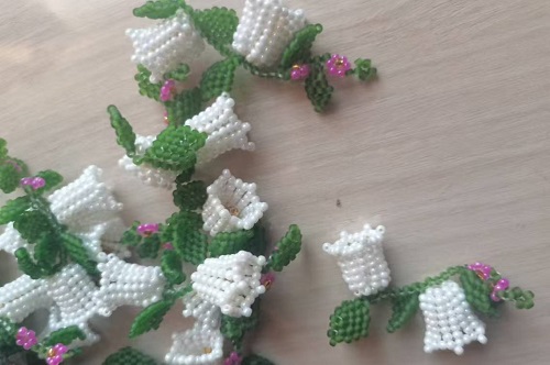 1月8日，能在家做的手工，做手工傳承官，輕創(chuàng)業(yè)做手工掙錢，在手工之家，純手工事業(yè)整體發(fā)展，圖為串珠米珠繡純手工產(chǎn)品剪影