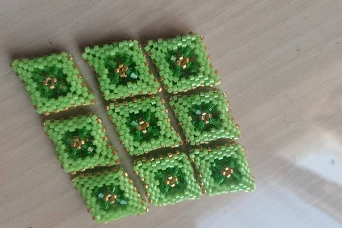 1月10日，手工活從哪里找廠家，想接正規(guī)廠家的手工，輕資產(chǎn)創(chuàng)業(yè)做手工傳承官，與手工之家合作，手工選擇多、收入好，圖為串珠米珠繡純手工產(chǎn)品剪影