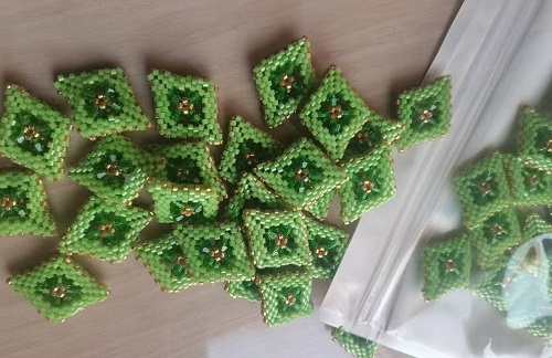 1月10日，手工活從哪里找廠家，想接正規(guī)廠家的手工，輕資產(chǎn)創(chuàng)業(yè)做手工傳承官，與手工之家合作，手工選擇多、收入好，圖為串珠米珠繡純手工產(chǎn)品剪影