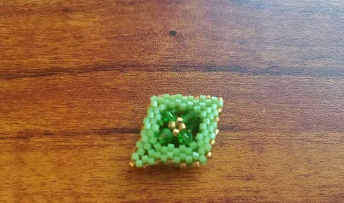 1月10日，手工活從哪里找廠家，想接正規(guī)廠家的手工，輕資產(chǎn)創(chuàng)業(yè)做手工傳承官，與手工之家合作，手工選擇多、收入好，圖為串珠米珠繡純手工產(chǎn)品剪影