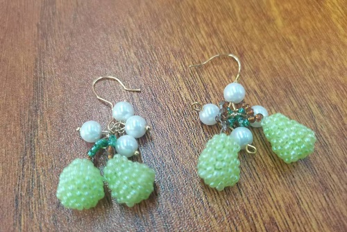 1月11日，在家里做什么可以掙錢，可以拿回家做的手工，微創(chuàng)業(yè)做手工傳承官，在手工之家，手工產(chǎn)品始終是重點(diǎn)，圖為串珠米珠繡純手工產(chǎn)品剪影