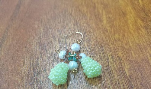 1月11日，在家里做什么可以掙錢，可以拿回家做的手工，微創(chuàng)業(yè)做手工傳承官，在手工之家，手工產(chǎn)品始終是重點(diǎn)，圖為串珠米珠繡純手工產(chǎn)品剪影