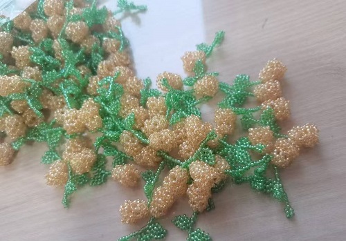 1月12日，手工兼職在家做，拿回家做的手工副業(yè)創(chuàng)業(yè)，微創(chuàng)業(yè)做手工傳承官，選擇手工之家，因?yàn)檫@里創(chuàng)新、誠信，圖為串珠米珠繡手工產(chǎn)品剪影