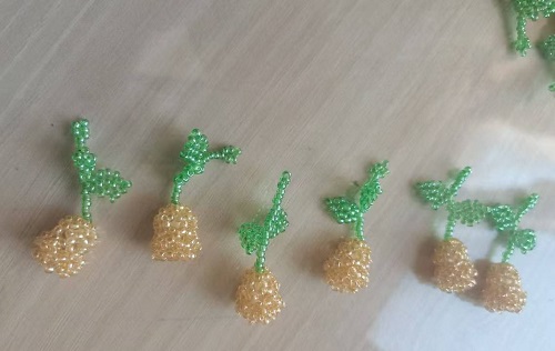 1月12日，手工兼職在家做，拿回家做的手工副業(yè)創(chuàng)業(yè)，微創(chuàng)業(yè)做手工傳承官，選擇手工之家，因?yàn)檫@里創(chuàng)新、誠信，圖為串珠米珠繡手工產(chǎn)品剪影