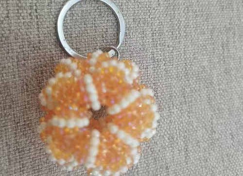 1月13日，拿回家做的手工活，在家掙錢的副業(yè)創(chuàng)業(yè)，小本創(chuàng)業(yè)做手工傳承官，手工之家的合作方式和業(yè)務(wù)選擇多，圖為串珠米珠繡手工產(chǎn)品剪影