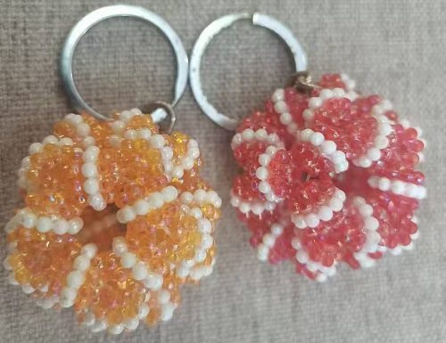 1月13日，拿回家做的手工活，在家掙錢的副業(yè)創(chuàng)業(yè)，小本創(chuàng)業(yè)做手工傳承官，手工之家的合作方式和業(yè)務(wù)選擇多，圖為串珠米珠繡手工產(chǎn)品剪影