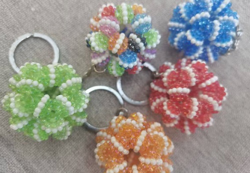 1月13日，拿回家做的手工活，在家掙錢的副業(yè)創(chuàng)業(yè)，小本創(chuàng)業(yè)做手工傳承官，手工之家的合作方式和業(yè)務(wù)選擇多，圖為串珠米珠繡手工產(chǎn)品剪影