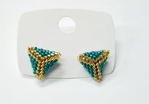 1月20日，可在家做的兼職手工活，想接正規(guī)廠家的手工，手工創(chuàng)業(yè)做手工傳承官，放心在家做手工副業(yè)創(chuàng)業(yè)，在手工之家，大家自己做主選擇，圖為串珠米珠繡純手工產(chǎn)品剪影