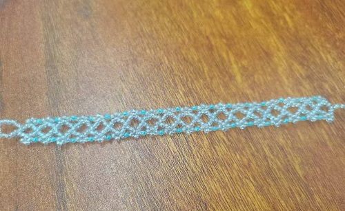 1月22日，在家就能掙錢的工作，拿回家做的手工微創(chuàng)業(yè)項目，做手工傳承官，居家就業(yè)創(chuàng)業(yè)手工好副業(yè)，在手工之家，大家掙錢的事，這里都支持，圖為串珠米珠繡純手工產(chǎn)品剪影