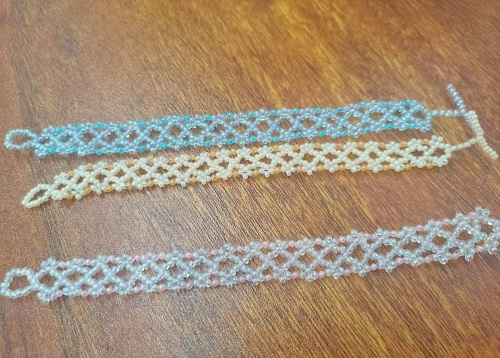 1月22日，在家就能掙錢的工作，拿回家做的手工微創(chuàng)業(yè)項目，做手工傳承官，居家就業(yè)創(chuàng)業(yè)手工好副業(yè)，在手工之家，大家掙錢的事，這里都支持，圖為串珠米珠繡純手工產(chǎn)品剪影