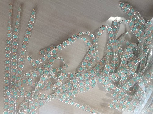 1月25日，兼職手工外發(fā)加工在家可做，微創(chuàng)業(yè)做手工傳承官，靈活就業(yè)、輕資產(chǎn)創(chuàng)業(yè)，在手工之家，創(chuàng)新給了大家更多的保障，圖為串珠米珠繡手工產(chǎn)品剪影