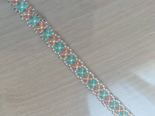 1月25日，兼職手工外發(fā)加工在家可做，微創(chuàng)業(yè)做手工傳承官，靈活就業(yè)、輕資產(chǎn)創(chuàng)業(yè)，在手工之家，創(chuàng)新給了大家更多的保障，圖為串珠米珠繡手工產(chǎn)品剪影