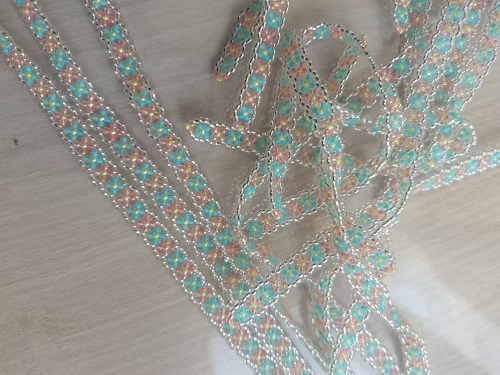 1月25日，兼職手工外發(fā)加工在家可做，微創(chuàng)業(yè)做手工傳承官，靈活就業(yè)、輕資產(chǎn)創(chuàng)業(yè)，在手工之家，創(chuàng)新給了大家更多的保障，圖為串珠米珠繡手工產(chǎn)品剪影