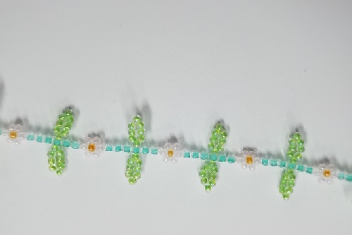 3月7日，在家做的手工活正規(guī)平臺，靈活就業(yè)居家創(chuàng)業(yè)好選擇，小成本創(chuàng)業(yè)開手工加工廠，在手工之家，掙錢很放心，圖為串珠米珠繡純手工產(chǎn)品剪影