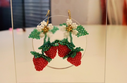 4月30日，手工外發(fā)加工正規(guī)的廠家，微創(chuàng)業(yè)做手工工作室，靈活自由在家手工創(chuàng)業(yè)，在手工之家，大家合作的手工業(yè)務(wù)多、收入好，圖為串珠米珠繡純手工產(chǎn)品剪影