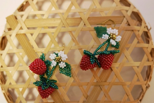 4月30日，手工外發(fā)加工正規(guī)的廠家，微創(chuàng)業(yè)做手工工作室，靈活自由在家手工創(chuàng)業(yè)，在手工之家，大家合作的手工業(yè)務(wù)多、收入好，圖為串珠米珠繡純手工產(chǎn)品剪影