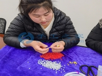 這份手工活串珠加工不受季節(jié)影響，常年有活干有錢賺