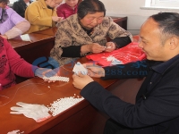 勵志珠珠繡加工手工活有明確驗收標準與專人指導，新手順利賺取加工費