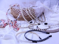 仿珍珠發(fā)卡，仿珍珠包，又能裝扮又能賺錢的串珠手工活項目