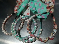 9月15日，拿回家做的手工活，農(nóng)村手工活外發(fā)加工項目，選擇手工之家的企業(yè)和手工會一直合作下去，圖為勵志珠珠繡串珠手工產(chǎn)品剪影