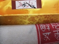 10月2日，在家做手工活掙錢，寄到家做的手工活，手工之家堅持對珠繡非遺傳統(tǒng)手工的傳承和創(chuàng)新，圖為勵志珠珠繡串珠手工產品及外包裝剪影