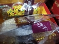 10月3日，接手工活訂單的平臺，可以帶回家做的手工活，加工沒難度，剛做手工之家的珠繡串珠手工活要注意什么？圖為勵志珠珠繡串珠小手工產品材料剪影