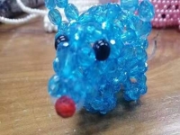 10月9日，拿回家做的手工活，可靠的手工活外發(fā)，產品設計精美、種類豐富，就在手工之家，圖為勵志珠珠繡串珠手工產品剪影