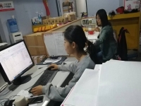 10月17日，代加工手工活，在家兼職手工活，越來越多人在手工之家做珠繡串珠手工掙錢，圖為勵志珠珠繡串珠成品倉庫剪影