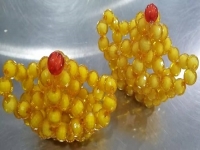 12月1日，新的一月，把純手工拿回家做，靈活就業(yè)創(chuàng)業(yè)，手工之家以誠(chéng)待人、以真為本，圖為勵(lì)志珠珠繡串珠手工產(chǎn)品剪影