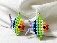 12月28日，臨近年底，手工加工回收項目，在家做手工靈活就業(yè)，做好手工之家的珠繡串珠手工，踏踏實實付出收入好，圖為勵志珠珠繡串珠手工產(chǎn)品剪影