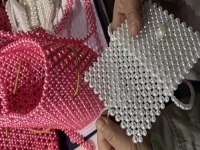 12月16日，手工加工回收項(xiàng)目，居家靈活就業(yè)好項(xiàng)目，手工之家的純手工產(chǎn)品滿足市場(chǎng)需要，圖為勵(lì)志珠珠繡串珠手工產(chǎn)品剪影