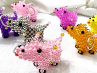 12月18日，拿回家做的手工項目，靈活就業(yè)項目，在手工之家清楚了、明白了、滿意了，再合作，圖為勵志珠珠繡串珠手工產(chǎn)品剪影