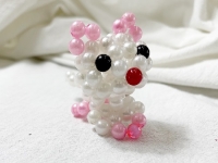 12月22日，正規(guī)可靠的手工項目，想接正規(guī)廠家的手工項目，手工之家緊抓各項工作的重點，圖為勵志珠珠繡串珠手工產(chǎn)品剪影