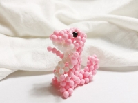 1月6日，拿回家做的手工項目，在家做手工掙錢增收，手工之家的發(fā)展底氣是真實和真誠，圖為勵志珠珠繡串珠手工產(chǎn)品剪影