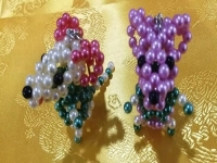 2月21日，純手工項(xiàng)目在家專(zhuān)兼職都能干，可以寄到家做的手工項(xiàng)目，手工之家的良好合作讓大家收入更好，圖為勵(lì)志珠珠繡串珠手工產(chǎn)品剪影