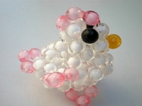 3月16日，手工好副業(yè)，想接正規(guī)廠家的手工，在手工之家要掙錢，加工看效率、銷售看客流，圖為勵志珠珠繡串珠手工產(chǎn)品剪影