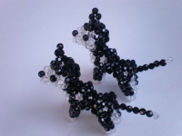 3月22日，在家做手工副業(yè)，可以拿回家做的手工項(xiàng)目，與老手工平臺手工之家合作，渠道有很多，圖為勵志珠珠繡串珠手工產(chǎn)品剪影