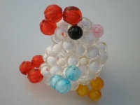 4月11日，正規(guī)可靠的手工副業(yè)，想接正規(guī)廠家的手工項目，在手工之家合作共贏，要注意抓重點，圖為勵志珠珠繡串珠手工產(chǎn)品剪影