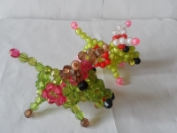 4月19日，外發(fā)加工接單平臺正規(guī)可靠，農(nóng)村手工加工副業(yè)靈活就業(yè)，在手工之家，加工有樣品、銷售供產(chǎn)品，圖為勵志珠珠繡串珠手工產(chǎn)品剪影