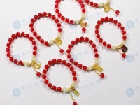 4月25日，在家做兼職的正規(guī)平臺(tái)，與家人一起做的靈活就業(yè)掙錢(qián)的副業(yè)，在手工之家產(chǎn)品為什么選擇多，圖為勵(lì)志珠珠繡串珠手工產(chǎn)品剪影