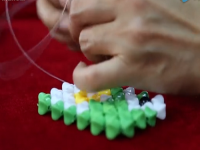 5月18日，外發(fā)加工接單，正規(guī)手工活兼職拿回家做，手工之家純手工項(xiàng)目的自帶優(yōu)勢(shì)，圖為勵(lì)志珠珠繡串珠手工產(chǎn)品剪影