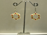 6月11日，在家做兼職的正規(guī)平臺，在家做手工靈活就業(yè)，開飾品加工廠掙錢，在手工之家，定位準(zhǔn)更容易有好收入，圖為勵志珠珠繡串珠手工產(chǎn)品剪影