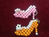 6月23日，手工活從哪里找廠家，想接正規(guī)廠家的手工項(xiàng)目，開飾品加工廠，居家掙錢選手工之家的純手工項(xiàng)目，圖為勵(lì)志珠珠繡串珠手工產(chǎn)品剪影