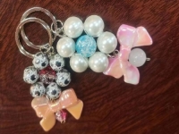 6月24日，手工活外發(fā)加工正規(guī)的廠家，靈活就業(yè)創(chuàng)業(yè)手工項(xiàng)目，開飾品加工廠，手工之家的手工項(xiàng)目，城市農(nóng)村都能做好，圖為勵(lì)志珠珠繡串珠手工產(chǎn)品剪影