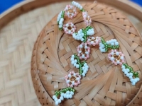 9月11日，手工活外發(fā)加工可靠嗎？靈活就業(yè)好手工，開飾品加工廠，手工之家的產(chǎn)品優(yōu)勢(shì)，圖為飾品類串珠純手工產(chǎn)品剪影