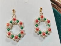 9月21日，可在家做的兼職手工活，想接正規(guī)廠家手工項(xiàng)目,開飾品加工廠，在手工之家，貼心服務(wù)讓人滿意，圖為飾品類串珠純手工產(chǎn)品剪影