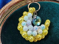 9月22日，手工活從哪里找廠家，可靠的串珠手工項(xiàng)目，靈活就業(yè)好手工，為什么大家推薦選手工之家，圖為飾品類串珠純手工產(chǎn)品剪影